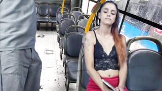 Homem estranho se esfrega pau nas mulheres!