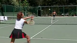 MILF rossa succhia il cazzo attraverso la rete da tennis