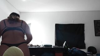 JOI - Punheta guiada por mulher com o corpo cheio de óleo