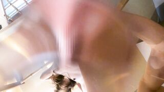 【筋トレ女子】脚トレしてる美女を足舐めしてスクワットさせながら電マで潮吹き