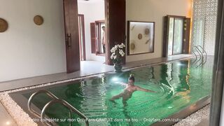 Elle se fait baiser dans sa piscine par son jardinnier