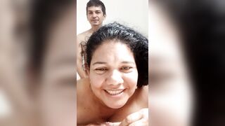 Una esposa encantadora llena de leche