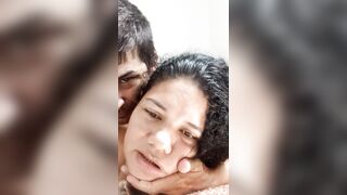 Una esposa encantadora llena de leche