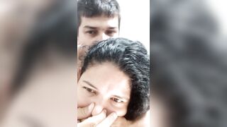 Una esposa encantadora llena de leche