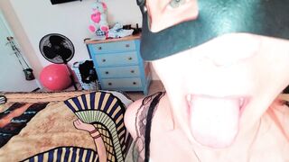 Maid cleans my pipe. Piss in her ass