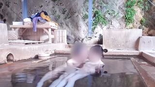 Going to the mixed-gender outdoor bath, there was no one there, so we had naughty sex