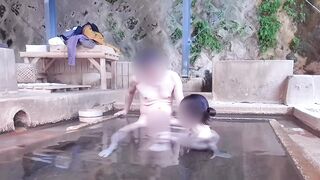Going to the mixed-gender outdoor bath, there was no one there, so we had naughty sex