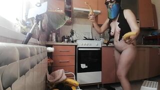 Amateur wife prepares breakfast naked.