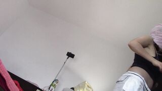 Esposa sexy se diverte experimentando roupas e cortando-as. Morena dança nua pela casa.