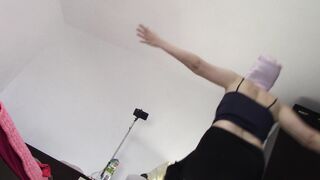 Esposa sexy se diverte experimentando roupas e cortando-as. Morena dança nua pela casa.