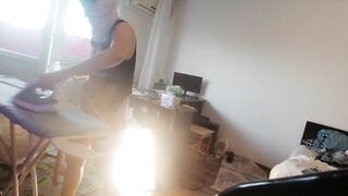 Moglie amatoriale che fa i lavori domestici nuda. Milf con la figa pelosa e un gran culo.