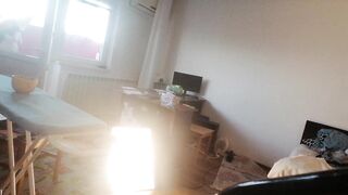 Moglie amatoriale che fa i lavori domestici nuda. Milf con la figa pelosa e un gran culo.