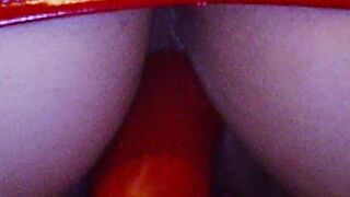 Chica traviesa masturbandose duro