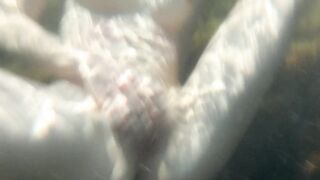Я плаваю голая и показываю свои дырочки