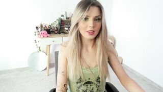 Cute amateur girl show Beautiful pink pussy and masturbate until orgasm!