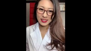 裸見て欲しいです。メガネ姿で全裸で誘惑します。言葉責め、足コキ、おっぱい揺らし……♡