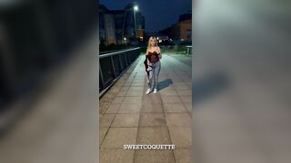 Pokazuje cycki i dupke przed dworcem kolejowym