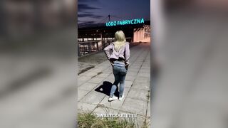 Pokazuje cycki i dupke przed dworcem kolejowym