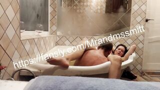 милфа трахается в ванне и получает оргазм от кунилингуса