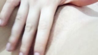 Pinaglalaruan ang aking puke bago matulog- compilation