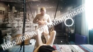 горячая милфа играет ножками с членом