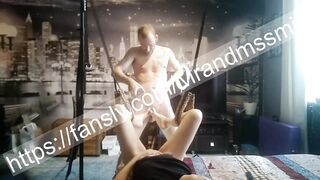 горячая милфа играет ножками с членом