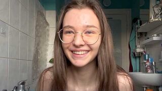 Teen Squirt! Fick den Riesendildo