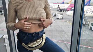 I riskily show my tits at the airport, flashing my erect nipples